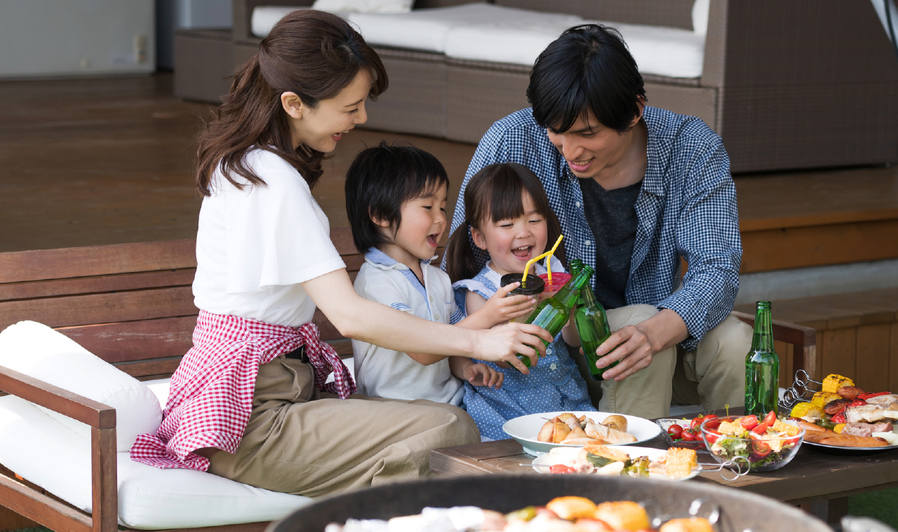 古民家でくつろぐ家族の様子